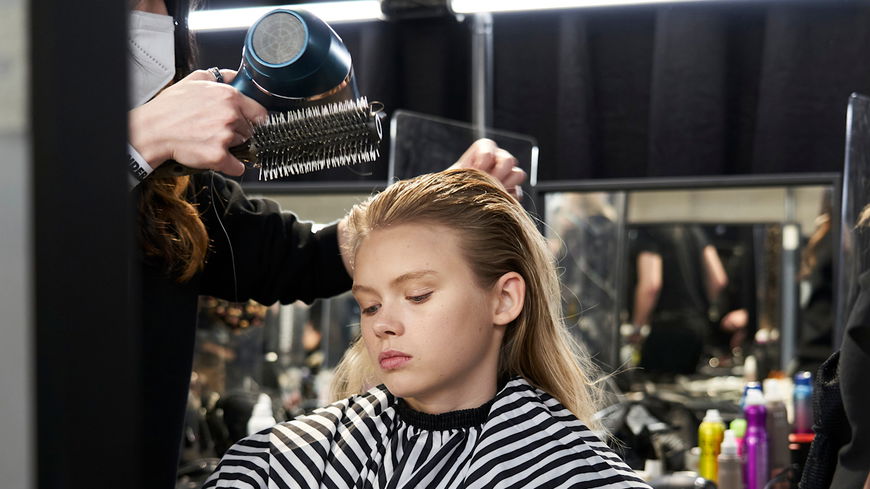 So oft kannst du dir die Haare färben – laut Friseur