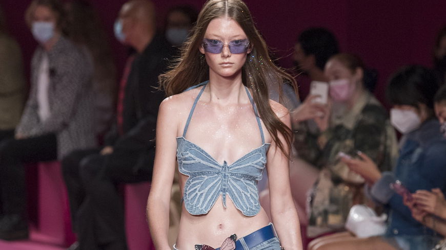 Der Y2K-Style ist beliebter denn je – das macht den Trend-Look der 2000er aus