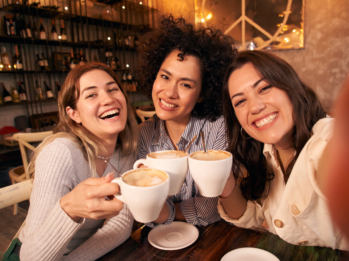 Eine Tasse Kaffee und gute Freund*Innen – die perfekte Pause vom Trubel des Alltags.
