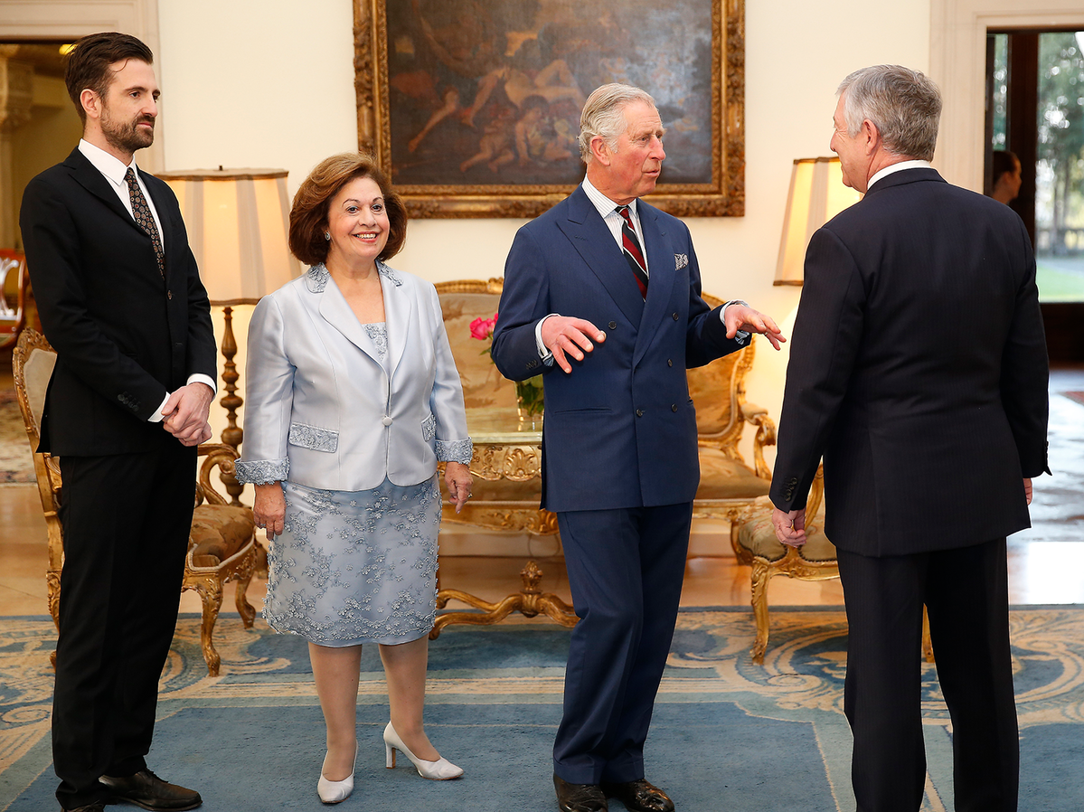 Prinz Peter von Serbien: Dürfen wir euch diesen Royal vorstellen? Er ist der älteste Sohn des Kronprinzens Alexander von Serbien. Auch wenn er keine Chancen auf den Thron hat, ist er zum einen nicht verheiratet und zum anderen ziemlich gut aussehend, oder? Achja, er kennt auch noch König Charles wie auf diesem Bild unschwer zu erkennen ist.