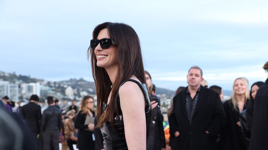 Anne Hathaway bringt im Herbst 2024 diesen Stiefel-Trend zurück