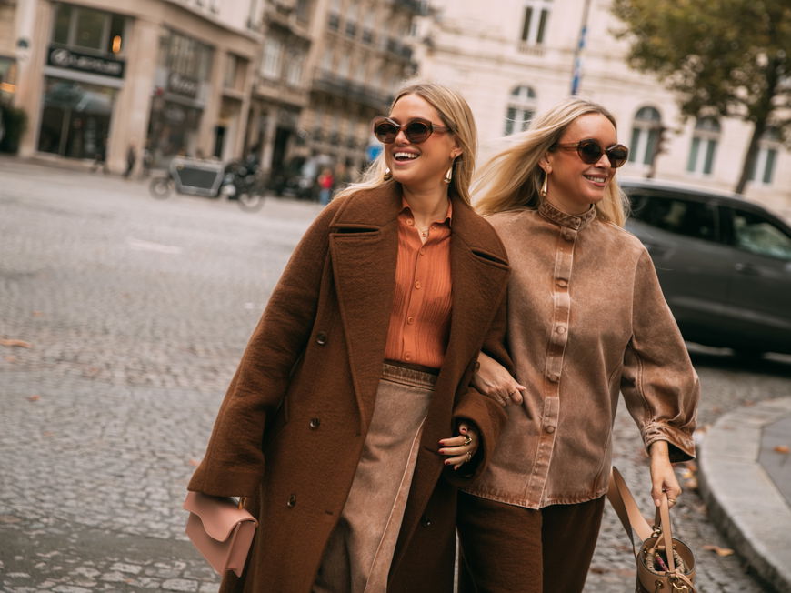 zwei Frauen in stylischen Looks