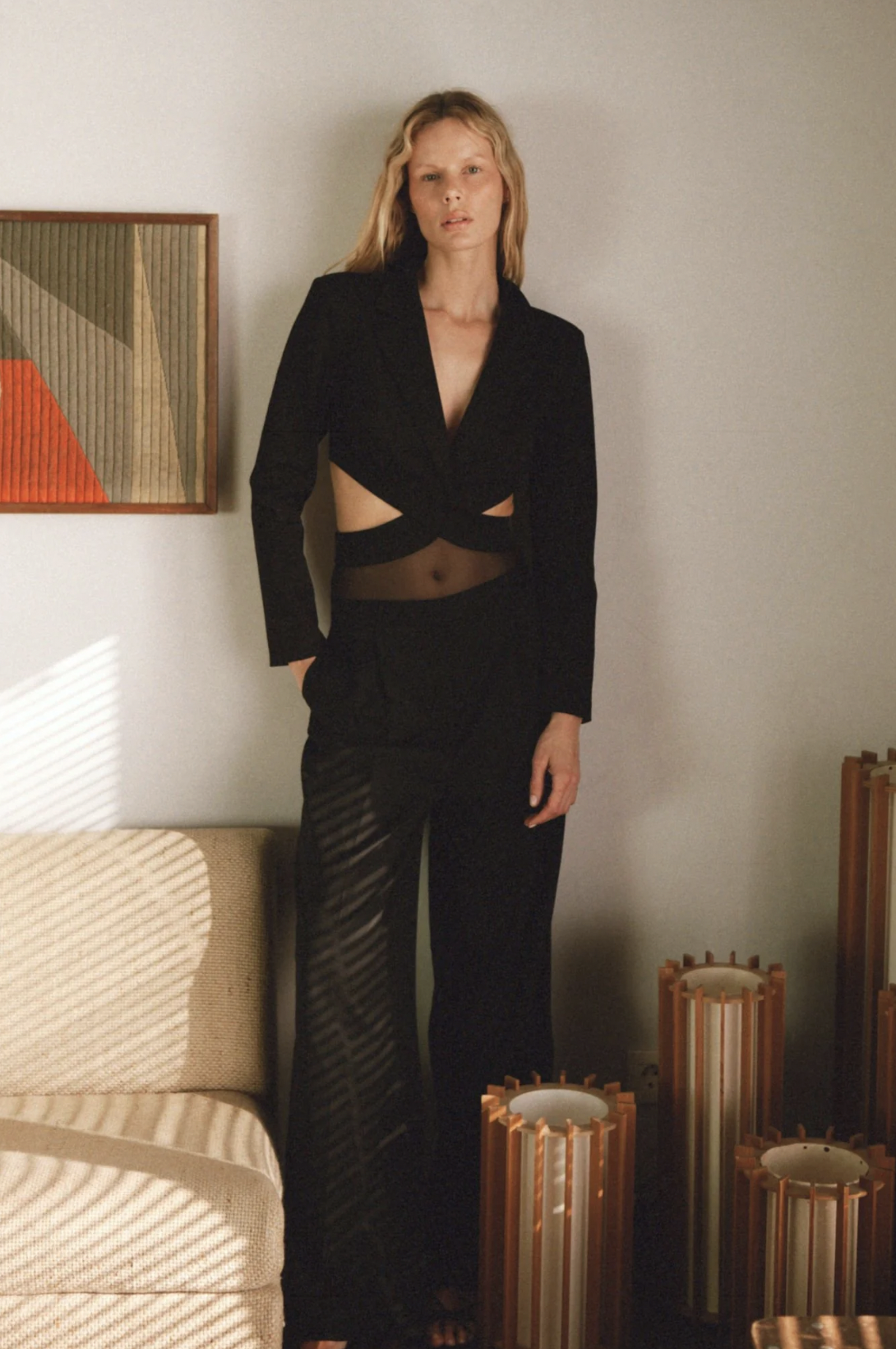Blazer oder Body? Warum sich entscheiden, wenn man beides haben kann? Für die kommende Party-Saison ist dieses umwerfende Piece von "Undress Code" zurecht unter unseren Favoriten gelandet. Der Netz-Part und der Ausschnitt machen das Modell namens "Obsessed Body" zu einem besonderen Hingucker, der garantiert für einige neidische Blicke sorgen wird.