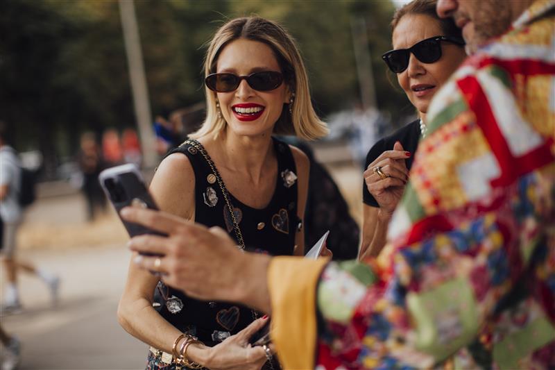 Frauen schauen auf ein Handy