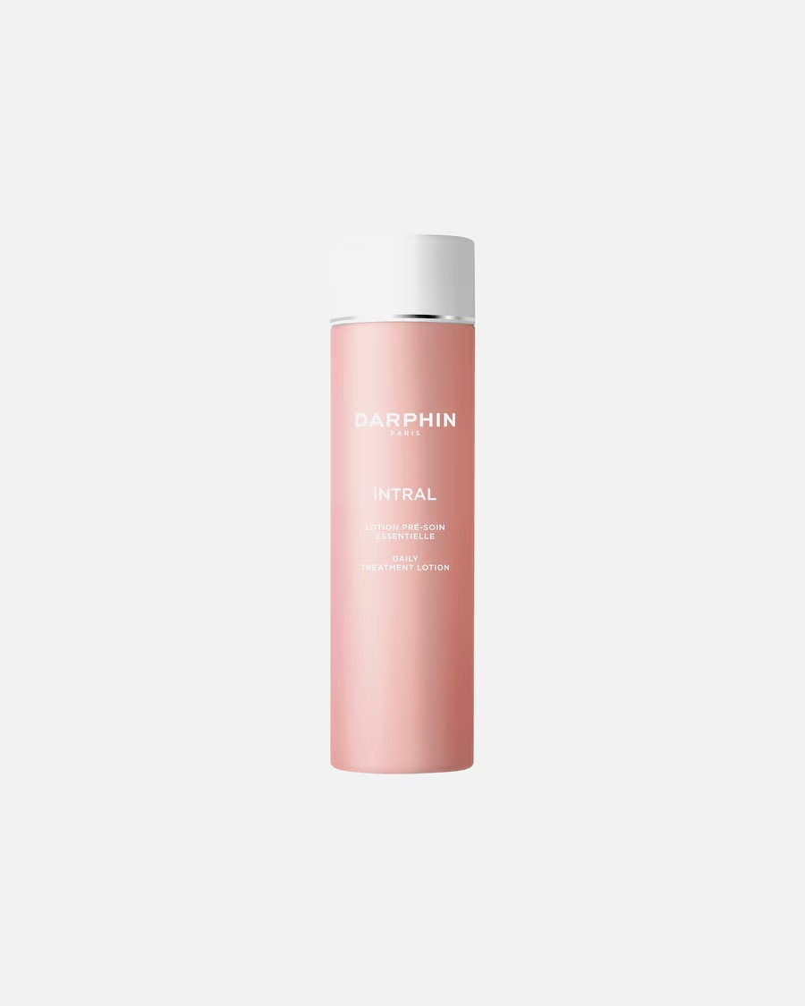 Gönne deiner Haut im November die beruhigende Pflege, die sie verdient – mit der Intral Daily Treatment Lotion . Diese leichte Lotion von Darphin ist ideal für trockene und unausgeglichene Haut und selbst für einen empfindlichen Teint geeignet. Die Formulierung enthält sowohl Hyaluronsäure mit niedrigem Molekulargewicht, um die natürlichen wasserspeichernden Moleküle der Haut zu unterstützen, als auch Kolibribaum-Extrakt für mehr Strahlekraft. Wir lieben außerdem: Die Lotion zieht schnell ein und hinterlässt ein sanftes, erfrischtes Gefühl auf der Haut – perfekt für deine tägliche Pflege-Routine.