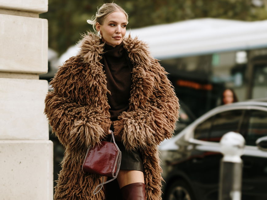 Leonie Hanne in Fake Fur Mantel