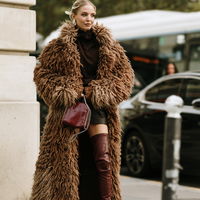 Fashion-Profis machen Fake Fur Mäntel jetzt zu dem Mode-Trend im Winter 25/26