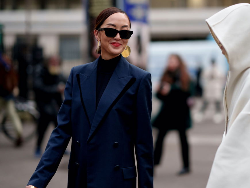 Frau in blauem Blazer