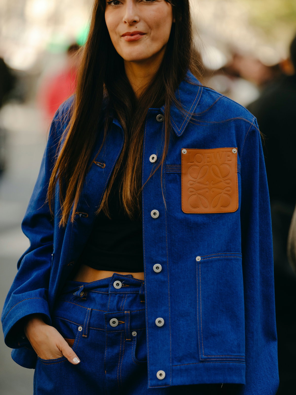 Frau in Jeans-Look