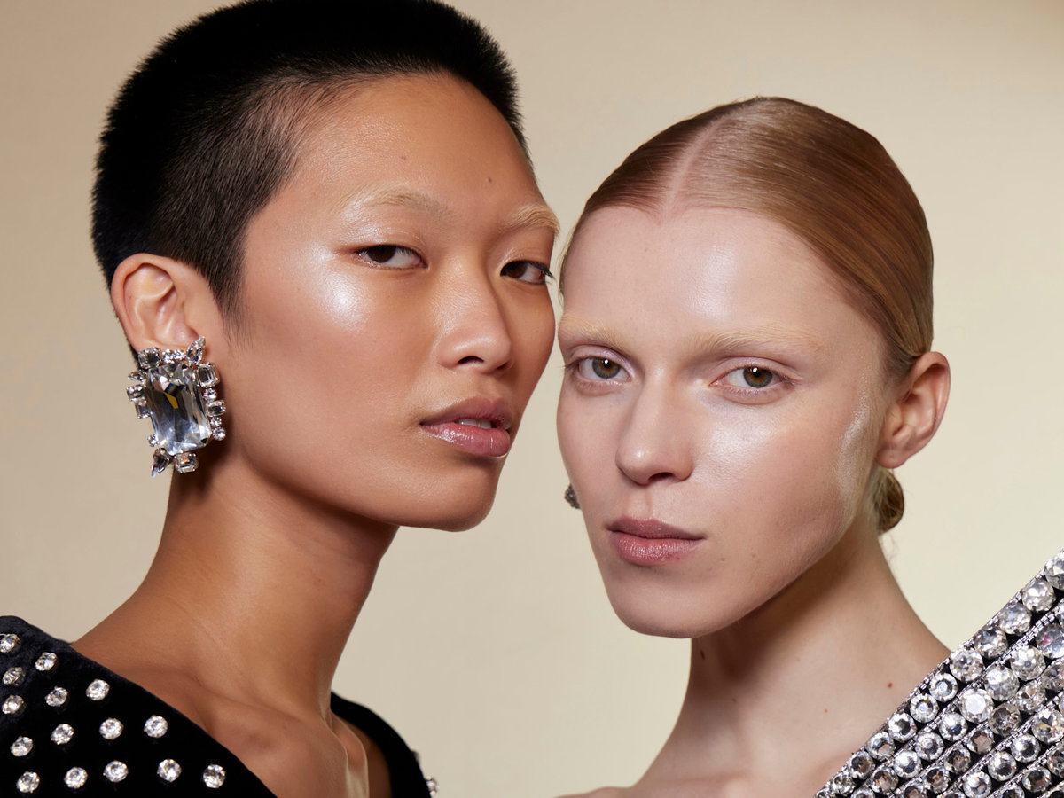 Zwei Models ohne Wimperntusche