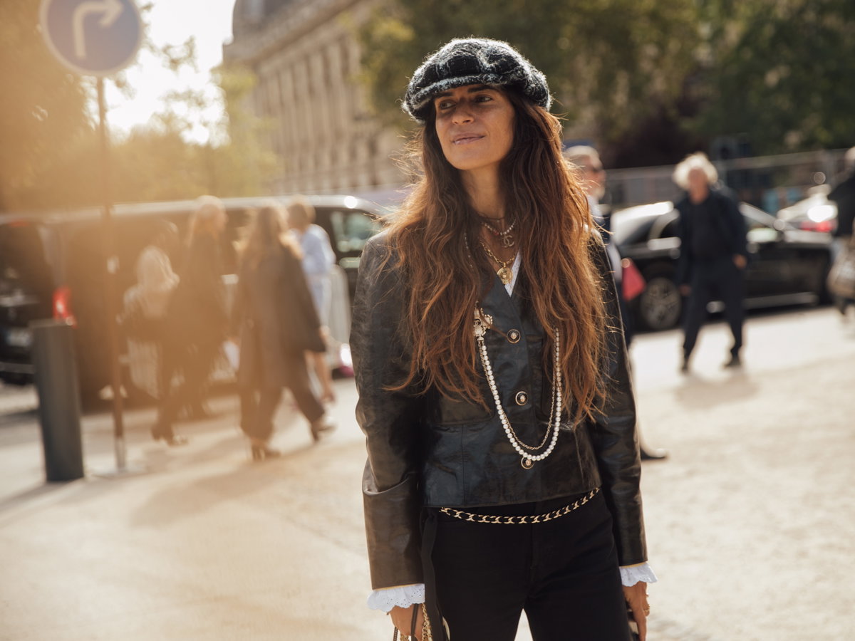 Frau in Glossy Jackets