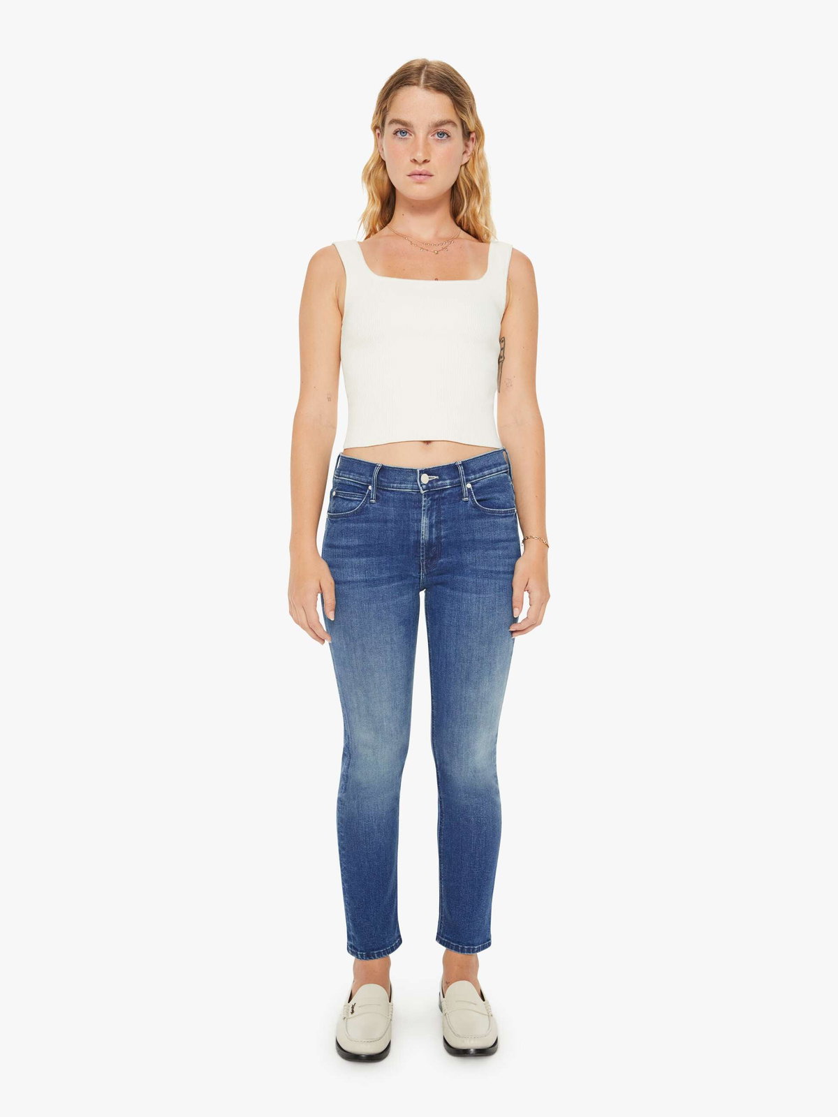 Auf der Suche nach der perfekten Jeans sind wir auf die Petite-Kolektion der Brand Mother gestoßen. Die "Lil' Mid Rise Dazzler Ankle" Denimhose ist eine hervorragende Wahl für all die kleineren Frauen, die nach einer stilvollen und gleichzeitig komfortablen Jeans suchen. Das Modell kombiniert eine modische Passform mit einem angenehmen Tragegefühl und umschmeichelt die Beine mit ihrer mittelhohen Taille und ihrem schlanken Schnitt. Das Beste: Das hochwertige Material sorgt dafür, dass die Jeans auch nach dem Tragen ihre Form behält und sich angenehm anfühlt.