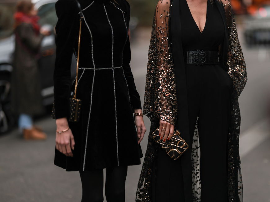 Zwei Frauen im glamourösen Outfit