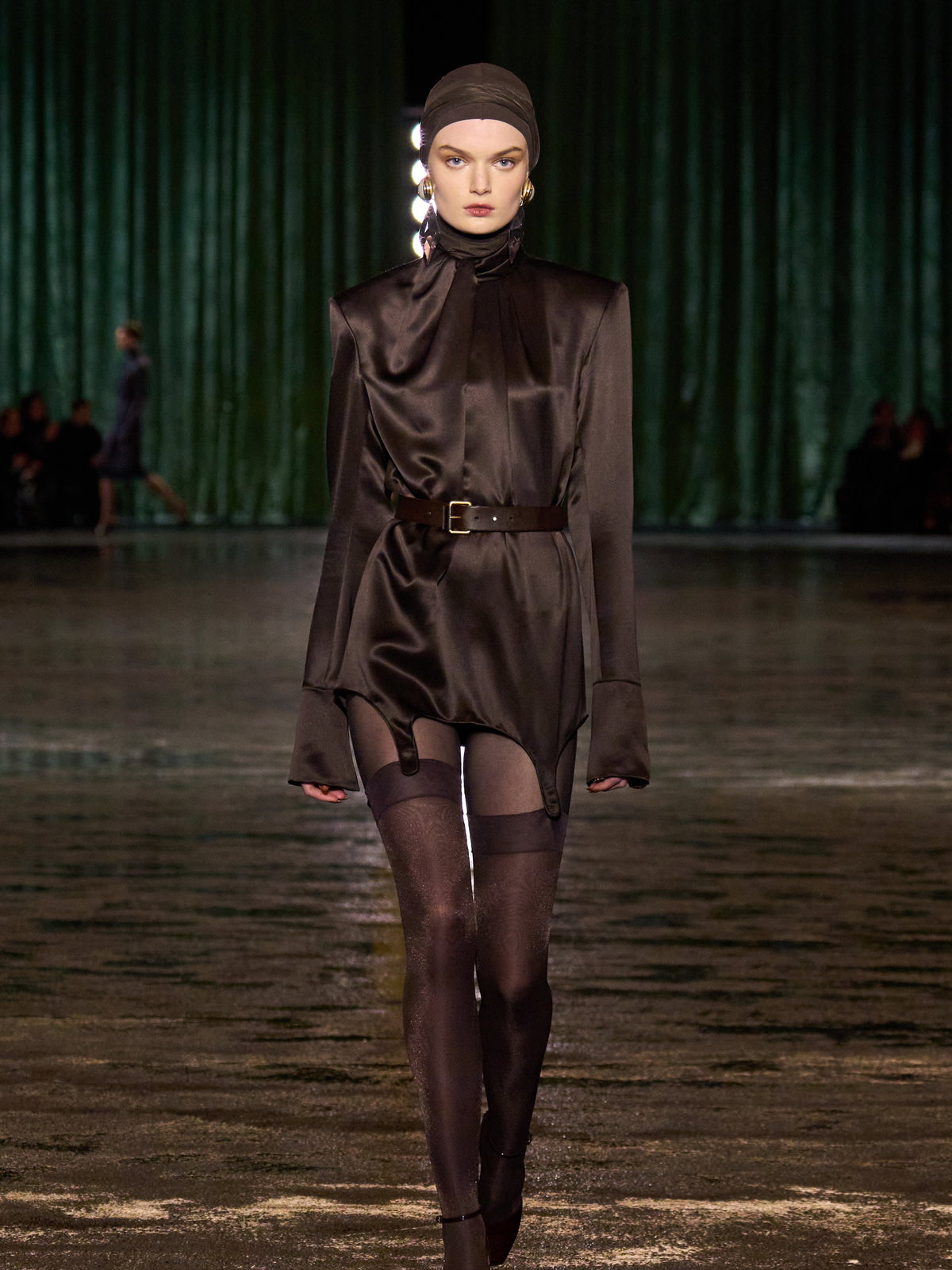 Brauner Look bei Saint Laurent