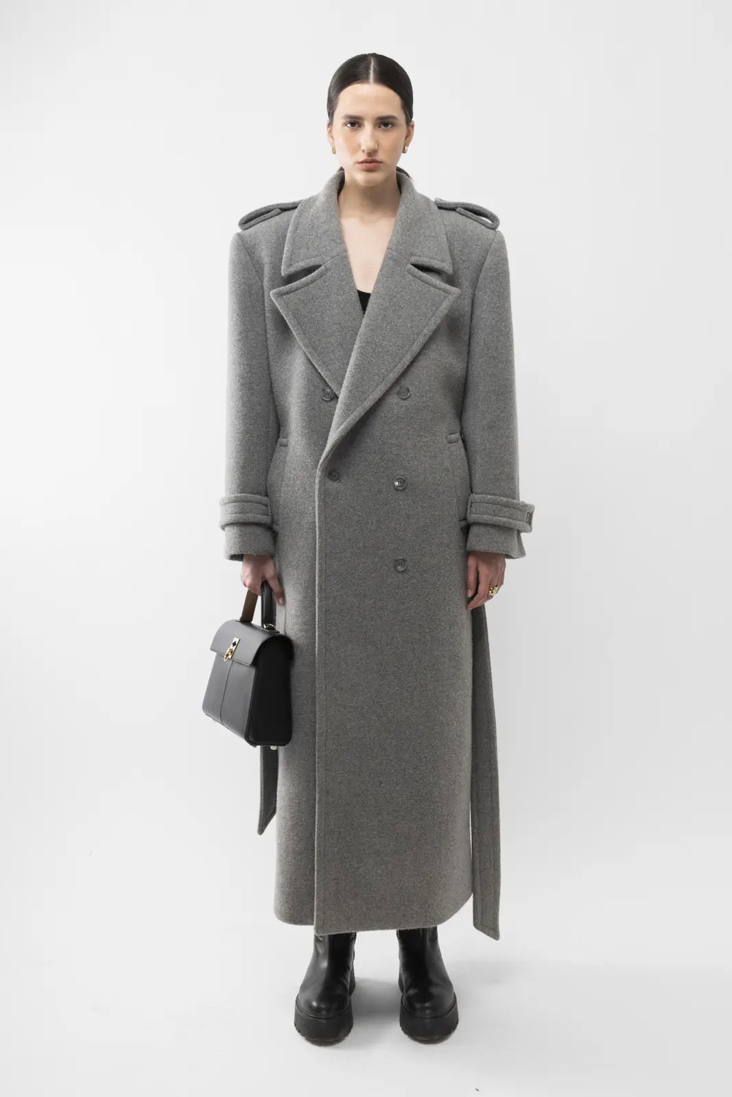 Der Wollmantel von Arakii ist der Inbegriff von Eleganz und Wärme. Mit seiner zeitlosen Silhouette und dem hochwertigen Stoff ist er der ideale Begleiter für die kühleren Monate. Kombiniert mit einem Kaschmirschal entsteht ein Look, der sowohl klassisch als auch modern ist.
