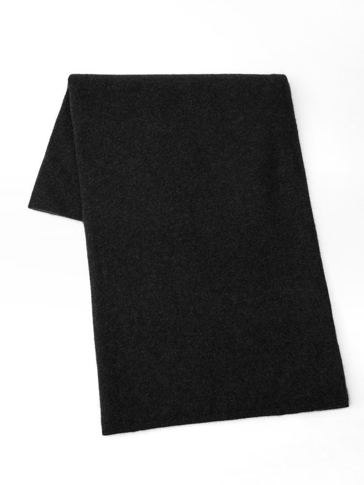 Den Kaschmir-Schal sicherst du dir für rund 120 Euro.