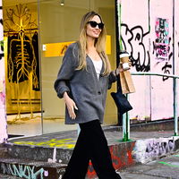 So simpel und doch elegant stylt Angelina Jolie einen Cardigan