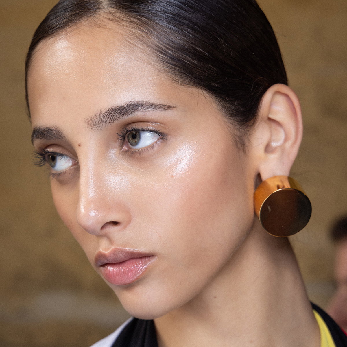 Model mit glatter Augenpartie