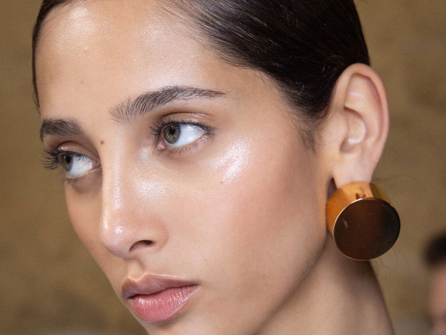 Model mit glatter Augenpartie