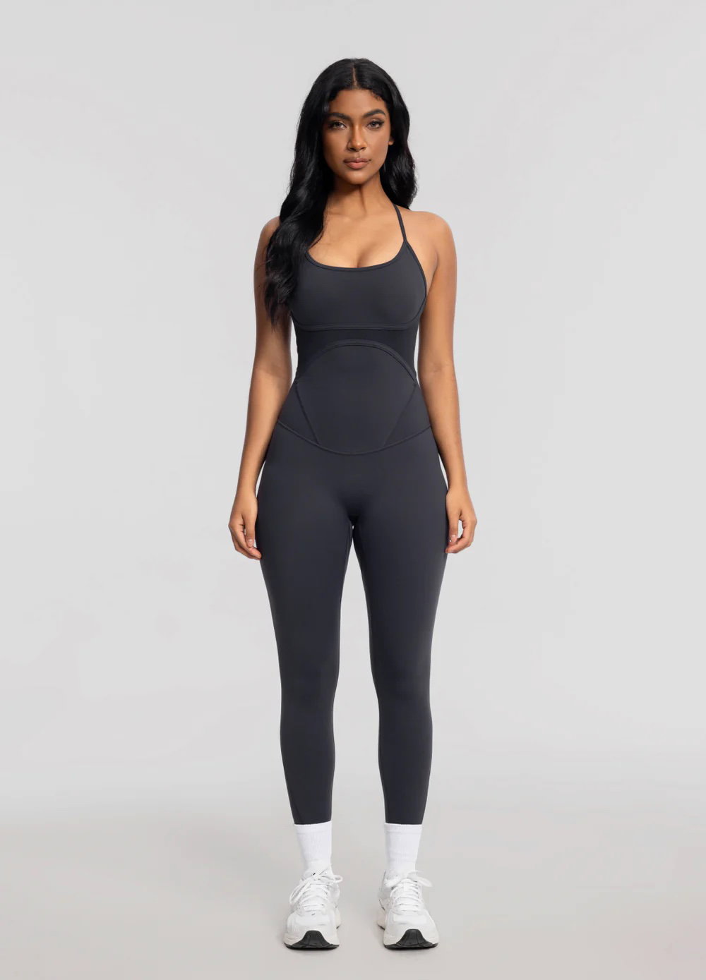 Superstylisch ins Gym oder auch im Alltag? Das gelingt mit dem Bodysuit von Betterme , der Tragekomfort mit einem ausgesprochen eleganten Design vereint. Dieser raffinierte Einteiler formt sanft die Silhouette und eignet sich perfekt für Layering-Looks während der kalten Jahreszeit. Zudem setzt er als modisches Statement stilvolle Akzente. Ob zum Unterziehen oder allein getragen – der bequeme Bodysuit überzeugt durch seine Vielseitigkeit und seinen zeitlosen Stil.