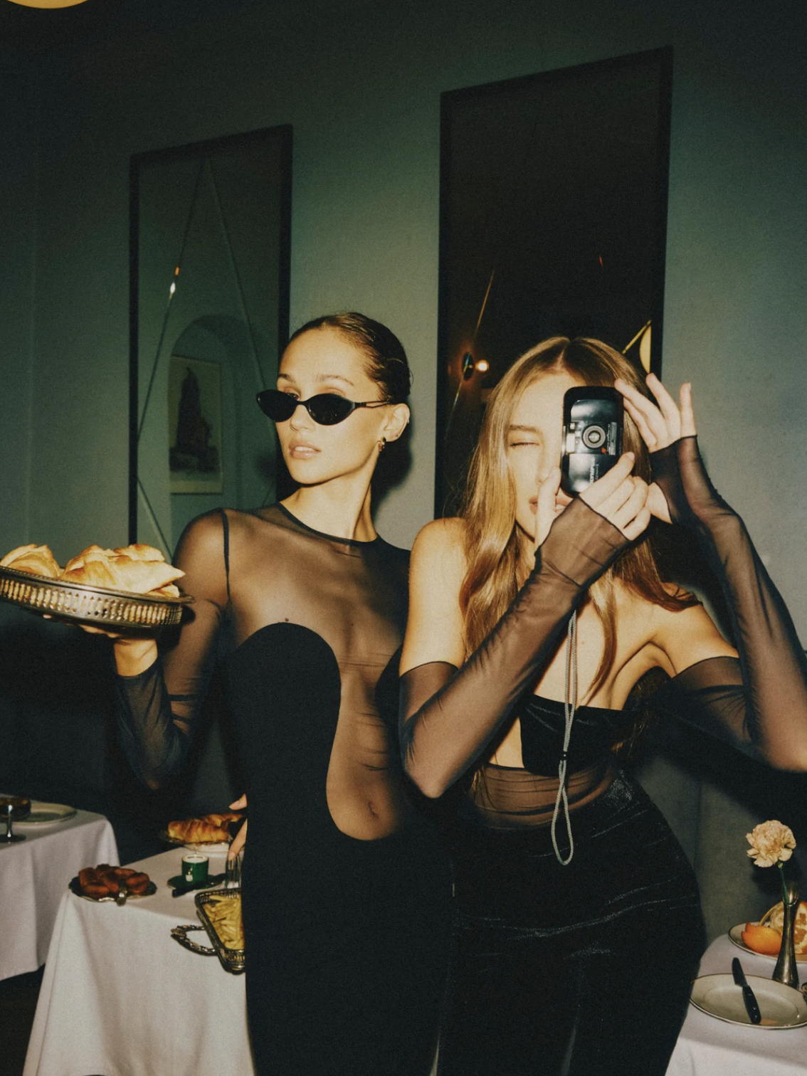 Zwei Frauen in Party-Looks