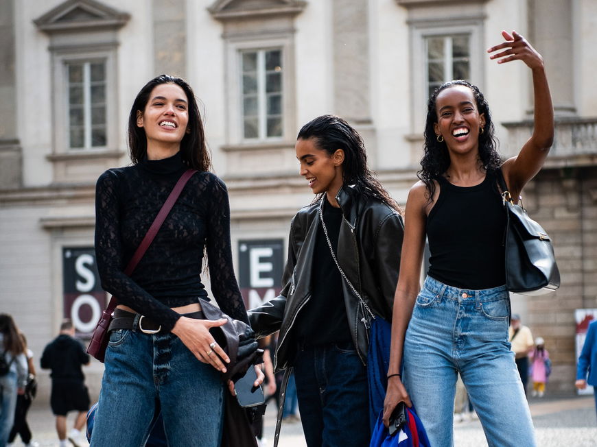 3 stylische Frauen am Lachen