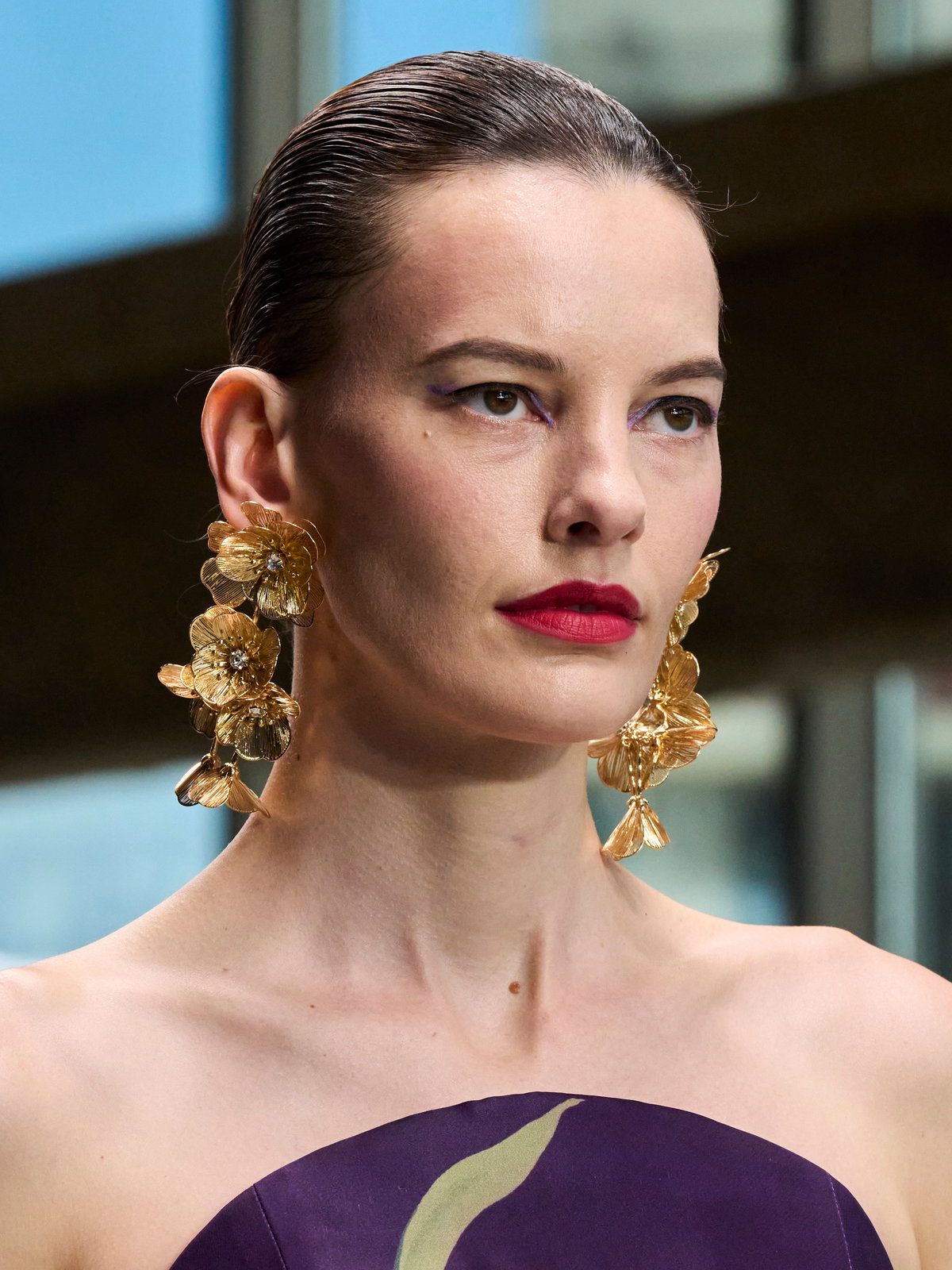 Wir sind hin und weg von dem romantischen Schmuck-Trend, der jedes Weihnachtsoutfit veredelt.