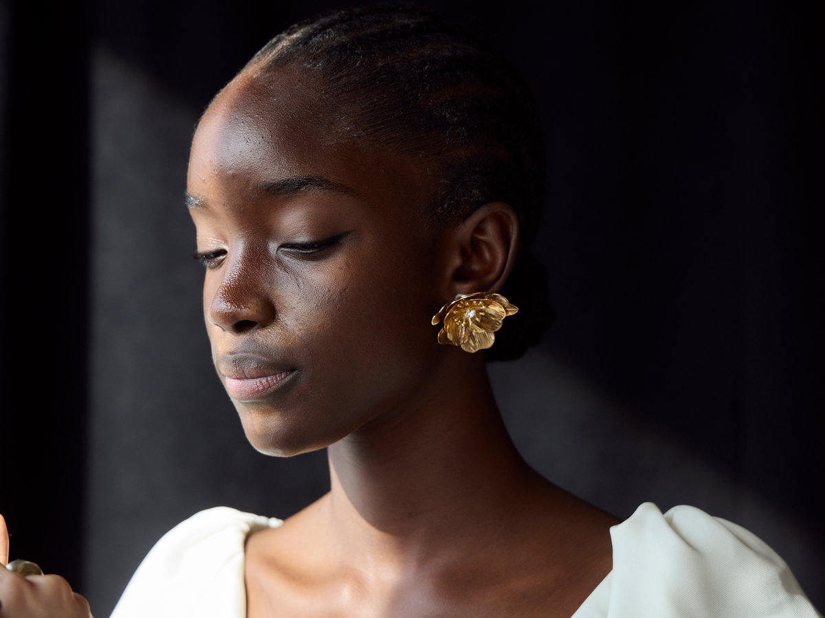 Frau mit Flower Earrings