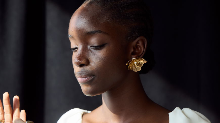 "Flower Earrings" sind der romantischste Schmuck-Trend für Weihnachten 2024