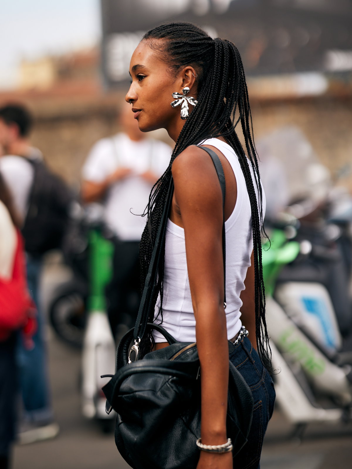 Frau mit Flower Earrings