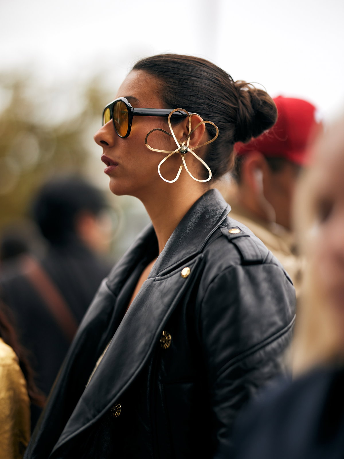 Frau mit Flower Earrings