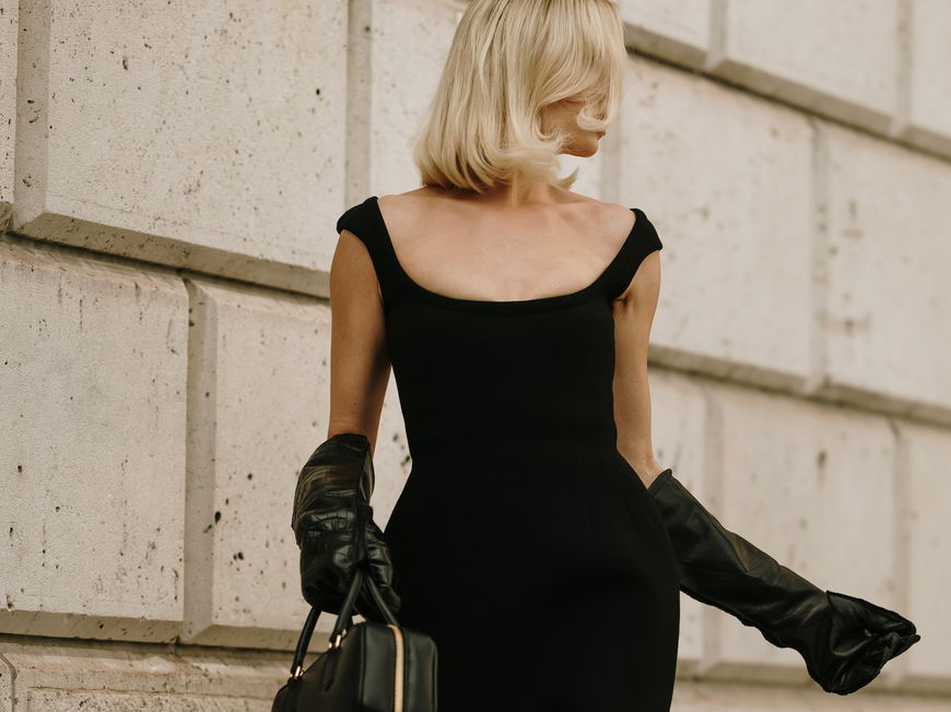 Frau in schwarzem Kleid