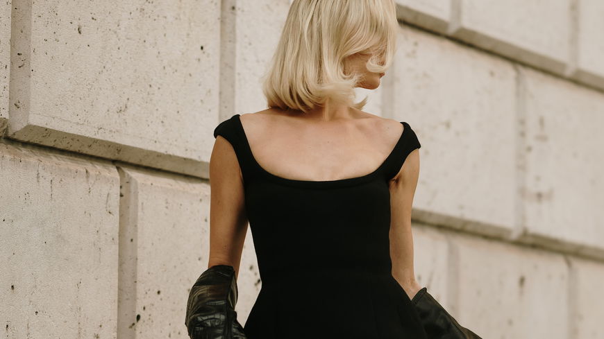 Wie aus einer Pariser Design-Boutique: Dieses Kleid von COS würden Französinnen schoppen