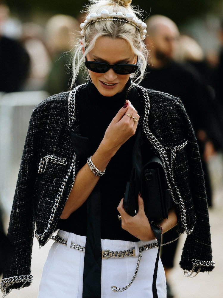 Frau mit Boucle-Jacke