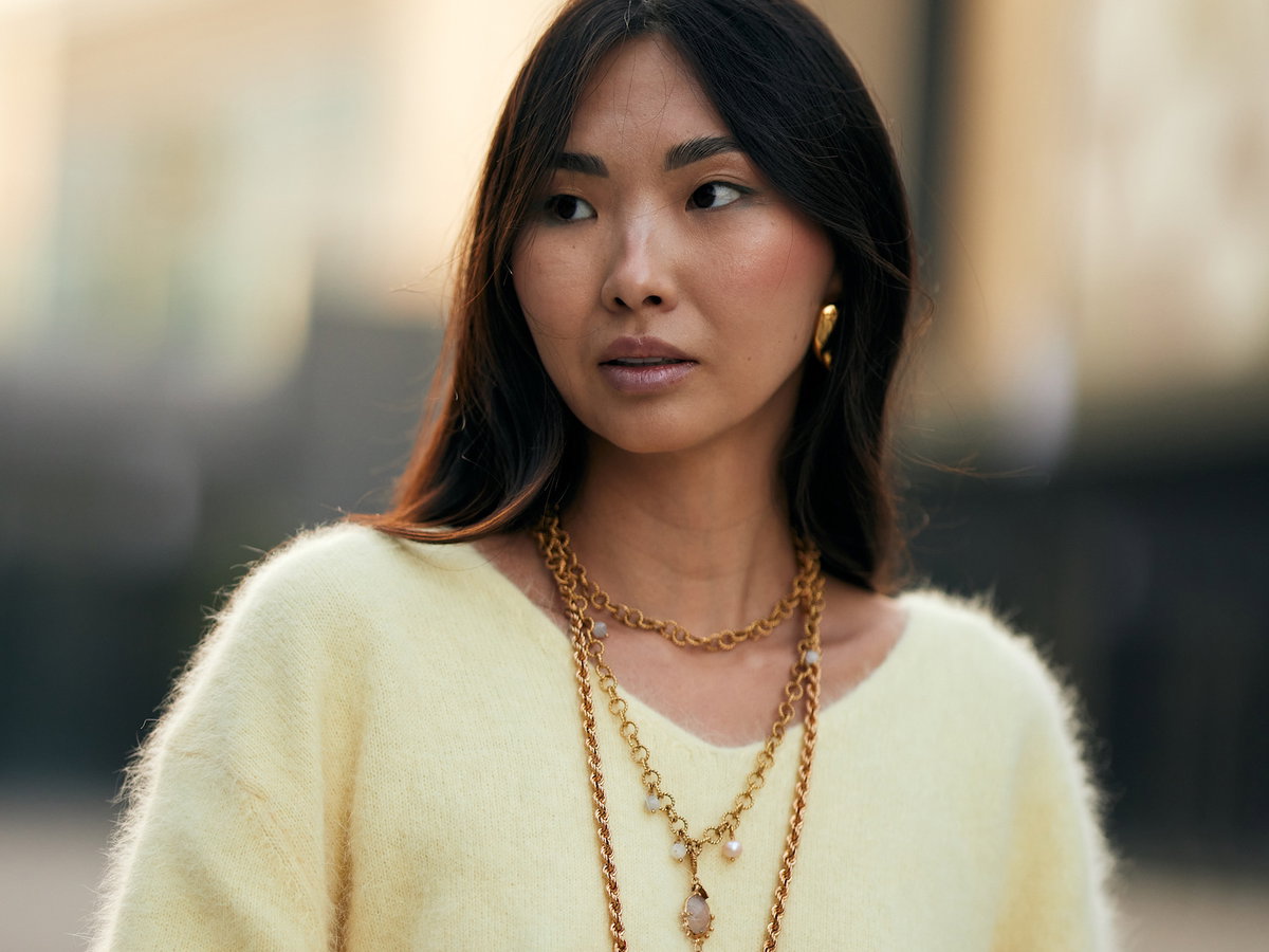 Frau mit Goldschmuck