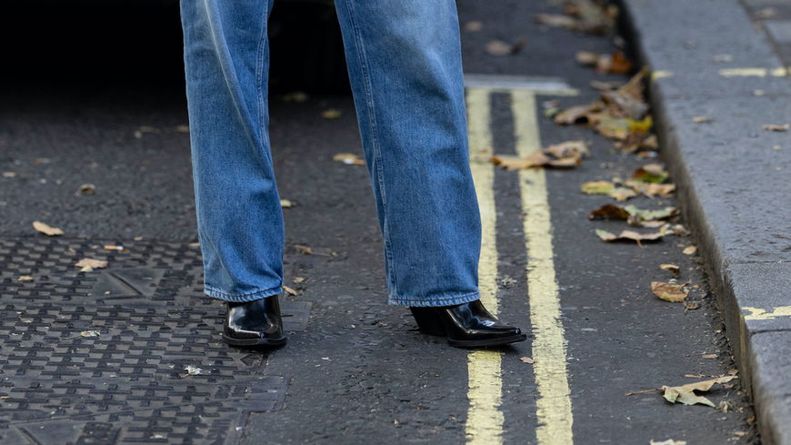 Jeans kombinieren wir im Winter 2024/25 nur mit diesen Stiefeln