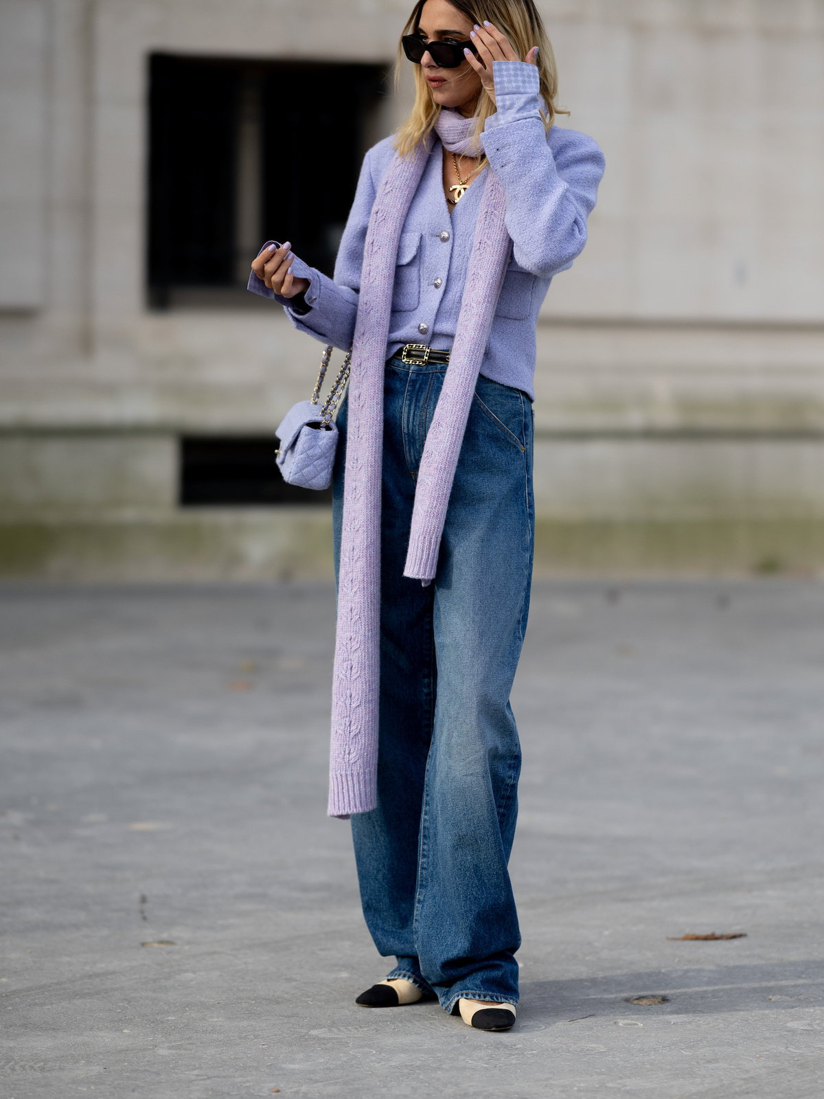 Frau mit Wide Leg Jeans