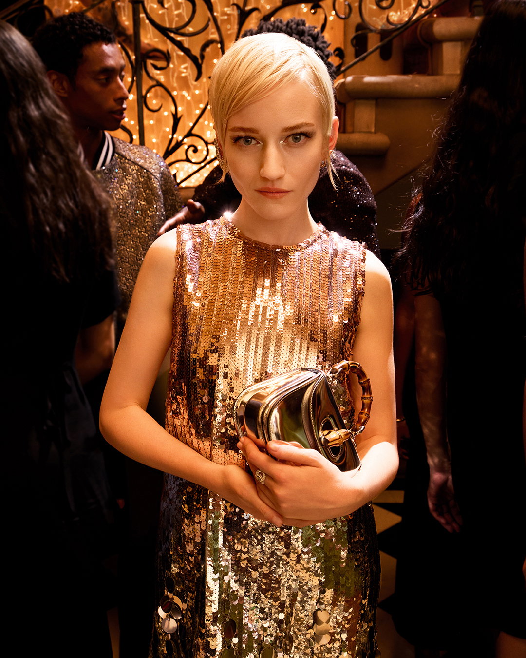 Auch Schauspielerin Julian Garner ist Teil der Glamour-Kampagne und schlüpft für diese in ein funkelndes Kleid aus Pailletten kombiniert zur Bamboo Bag mit metallischem Finish.