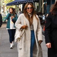 J.Lo zeigt den Trend-Sneaker für 2025 - perfekt für Frauen über 50