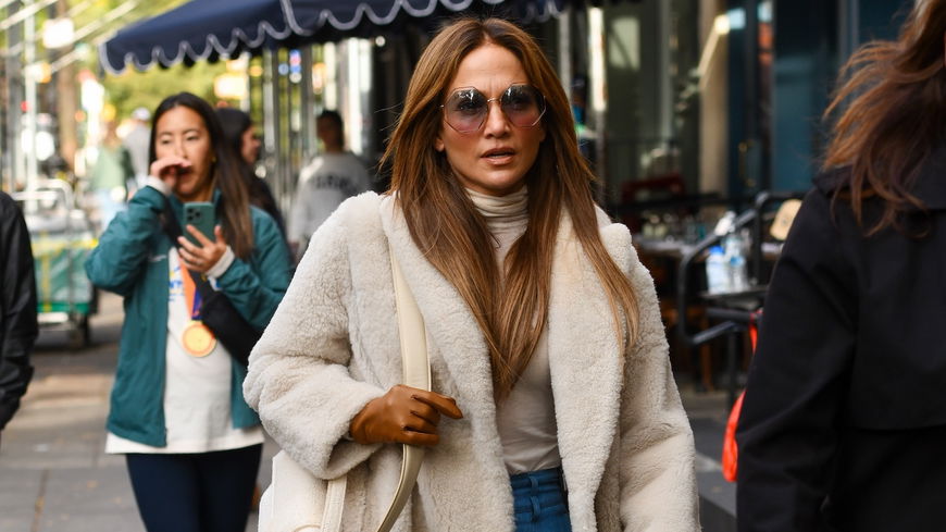 J.Lo zeigt den Trend-Sneaker für 2025 - perfekt für Frauen über 50