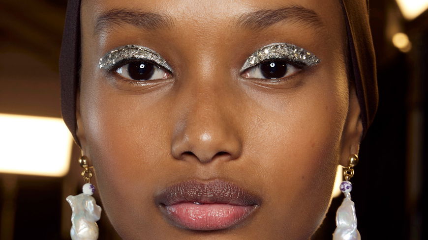 Die schönste Lidschatten-Inspiration in Silber-Glitzer für die festlichen Tage