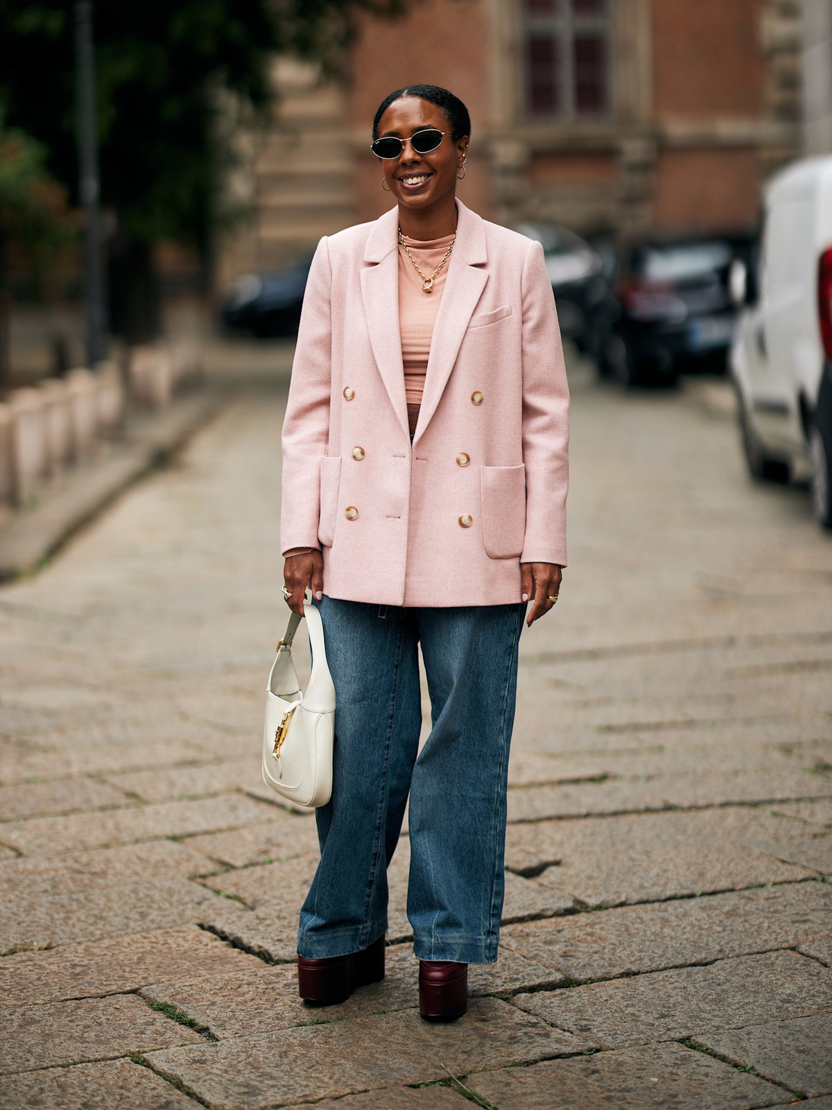 Frau mit Blazer in Puderrosa