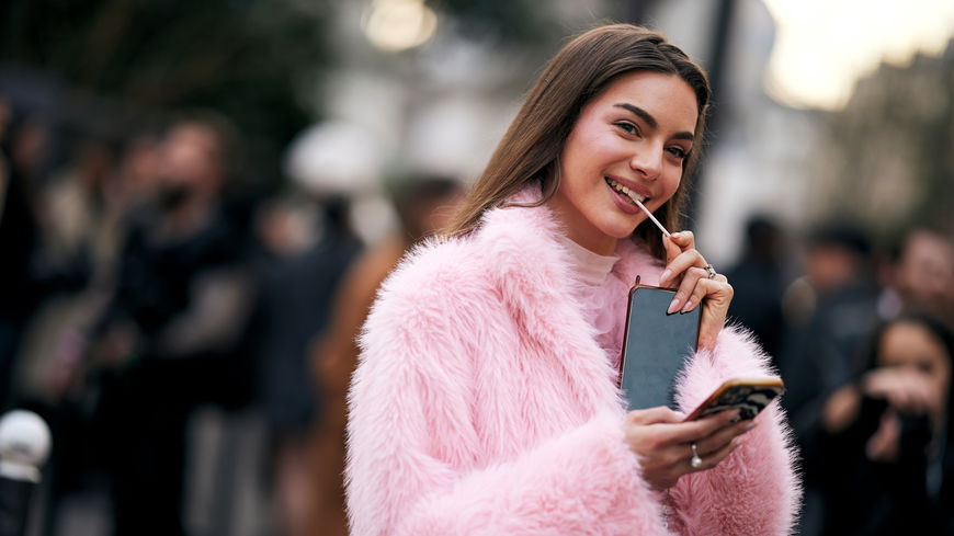 Puderrosa mischt schon im Winter 2025 unsere Make-up-Routine auf