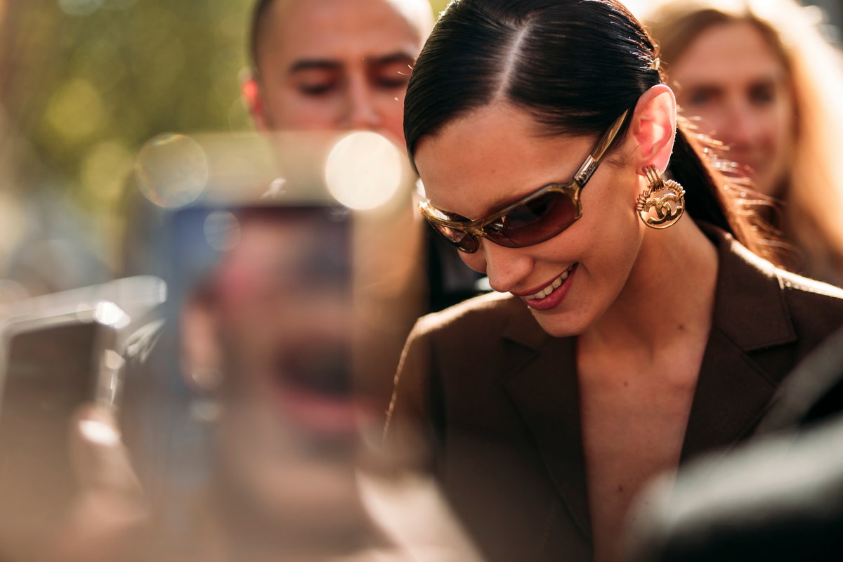 Bella Hadid mit Ohrringen