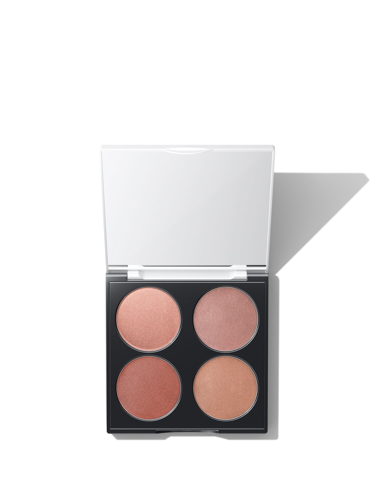 Für ein frisches, glowy Make-up setzen wir auf die Face Palette von UND GRETEL , die French Charme versprüht. Dieses Produkt bietet drei cremige Nuancen in natürlichen Tönen an, die durch einen sanften Rosé-Schimmer als Highlight ergänzt werden, wodurch verschiedene Looks kreiert werden können – wir sprechen hier von einem echten Allrounder. Übrigens können die Shades dank magnetischem Verschluss ganz einfach ausgetauscht werden. Für aktuell 72 Euro sicherst du dir die besagte Palette und kannst deine natürliche Schönheit gekonnt betonen.