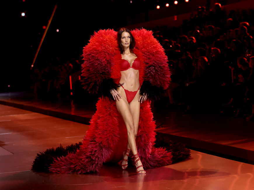 Bella Hadid in roter Unterwäsche