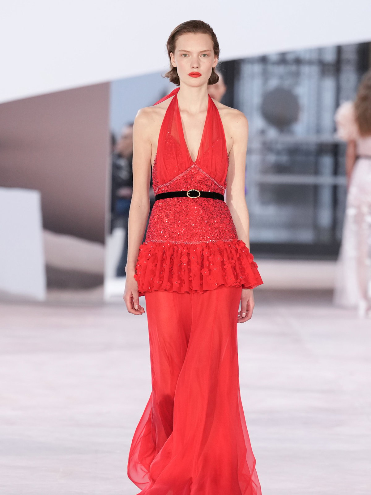 Wir sehen ... Rot! Der Gürtel fungiert bei diesem Look als gekonnter Bruch und setzt die Taille in Szene.