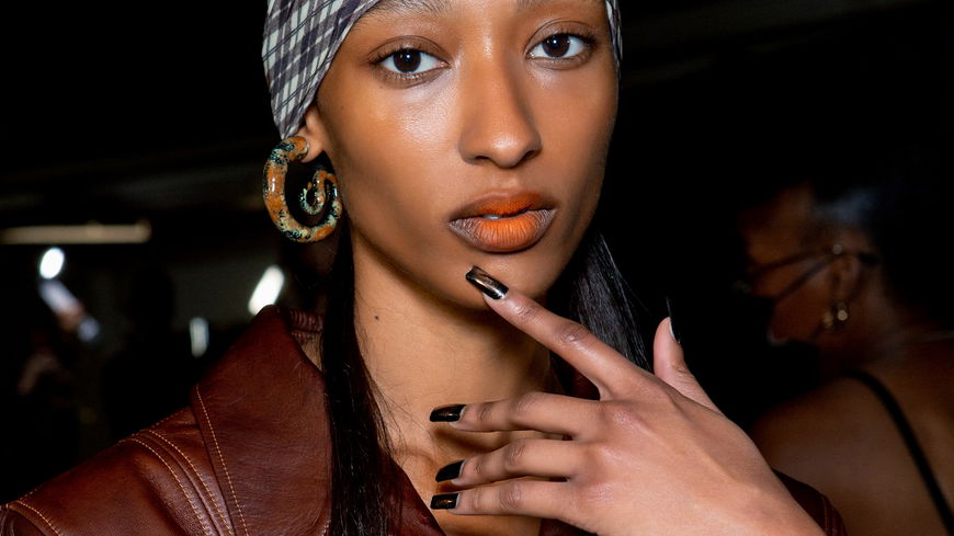Der "Dark Aura"-Nagel-Trend ist für alle, die Abwechslung brauchen