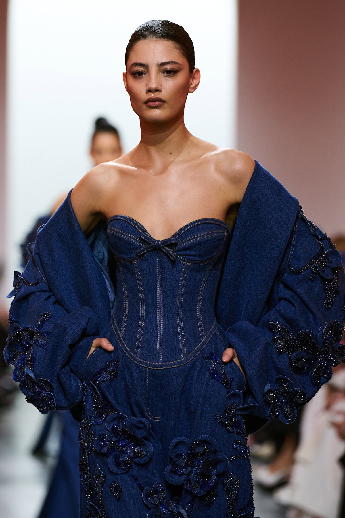 5 Mode-Trends der Haute Couture Week, die uns für den Alltag inspirieren
