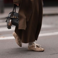 Edler als High Heels: Den minimalistischen Sneaker tragen wir 2026 im Büro